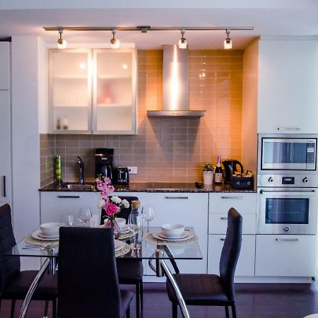 Royal Stays Condominiums - Upscale Downtown Suites Торонто Экстерьер фото