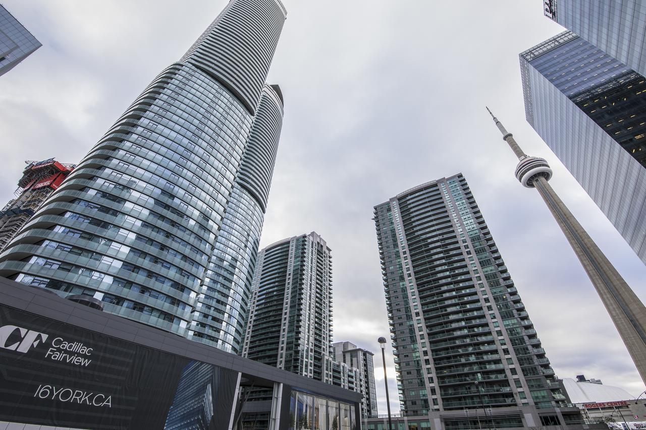 Royal Stays Condominiums - Upscale Downtown Suites Торонто Экстерьер фото