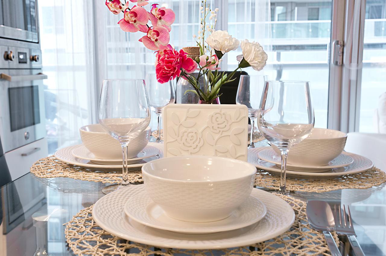 Royal Stays Condominiums - Upscale Downtown Suites Торонто Экстерьер фото