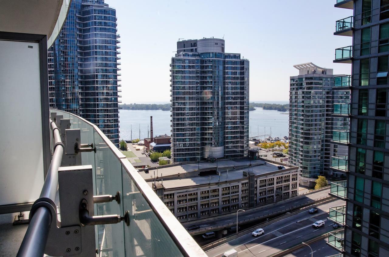 Royal Stays Condominiums - Upscale Downtown Suites Торонто Экстерьер фото