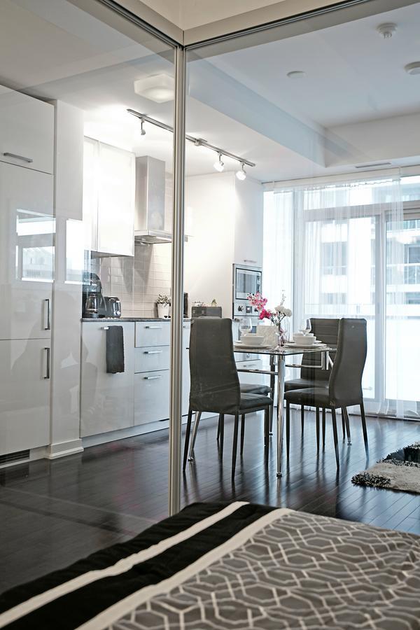 Royal Stays Condominiums - Upscale Downtown Suites Торонто Экстерьер фото