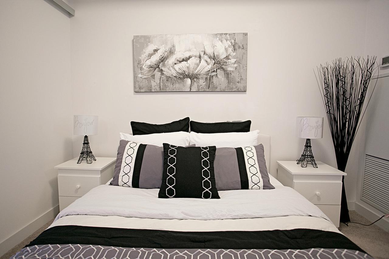 Royal Stays Condominiums - Upscale Downtown Suites Торонто Экстерьер фото