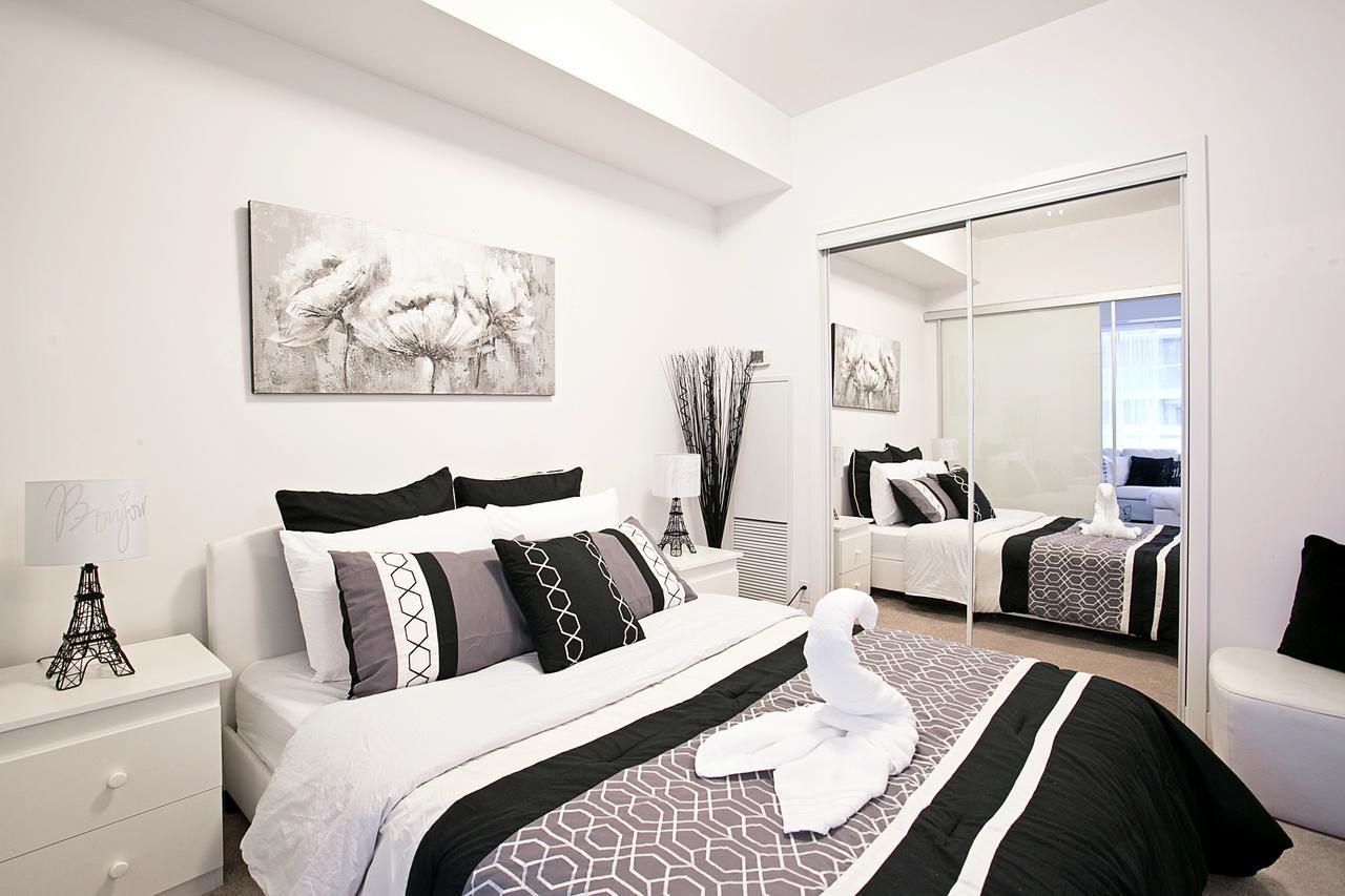 Royal Stays Condominiums - Upscale Downtown Suites Торонто Экстерьер фото