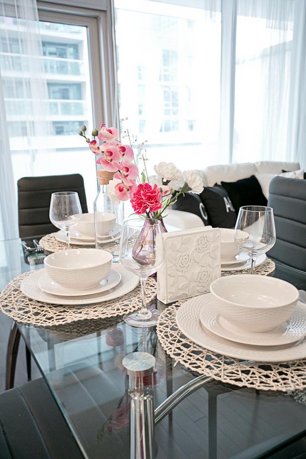 Royal Stays Condominiums - Upscale Downtown Suites Торонто Экстерьер фото