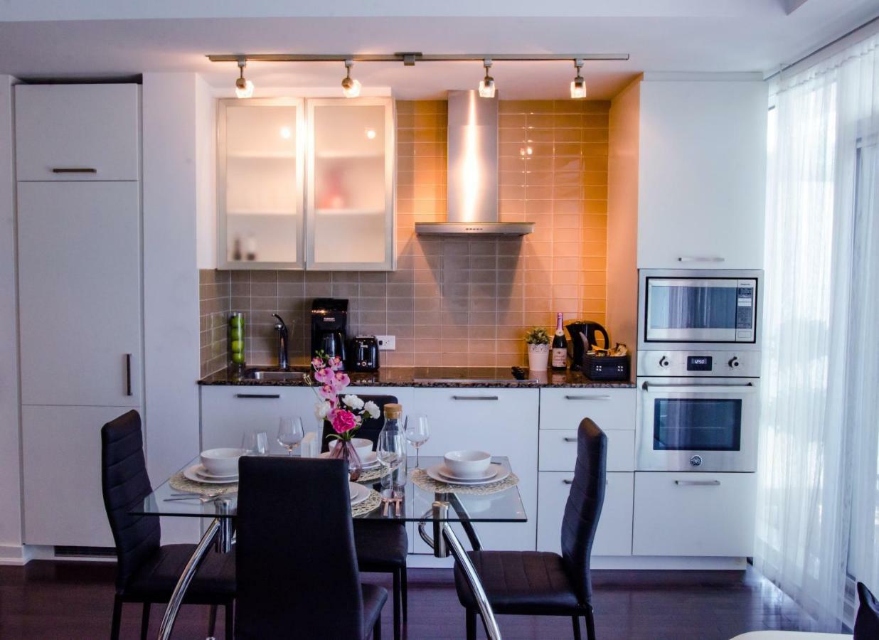 Royal Stays Condominiums - Upscale Downtown Suites Торонто Экстерьер фото